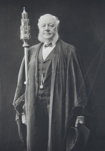 Lauchlan MacPherson，1862年至1899年，贝德鲁斯（Bedellus）携带狼牙棒。来自格拉斯哥大学的照片 - 新老，1450  -  1891年，编辑。威廉·斯图尔特（William Stewart）（格拉斯哥：T。＆R。Annan＆Sons和James Maclehose＆Sons，1891年）