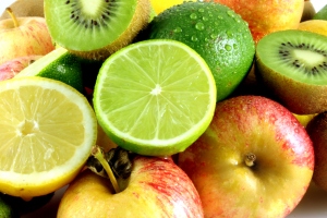 五颜六色的新鲜水果，酸橙，柠檬，苹果，猕猴桃