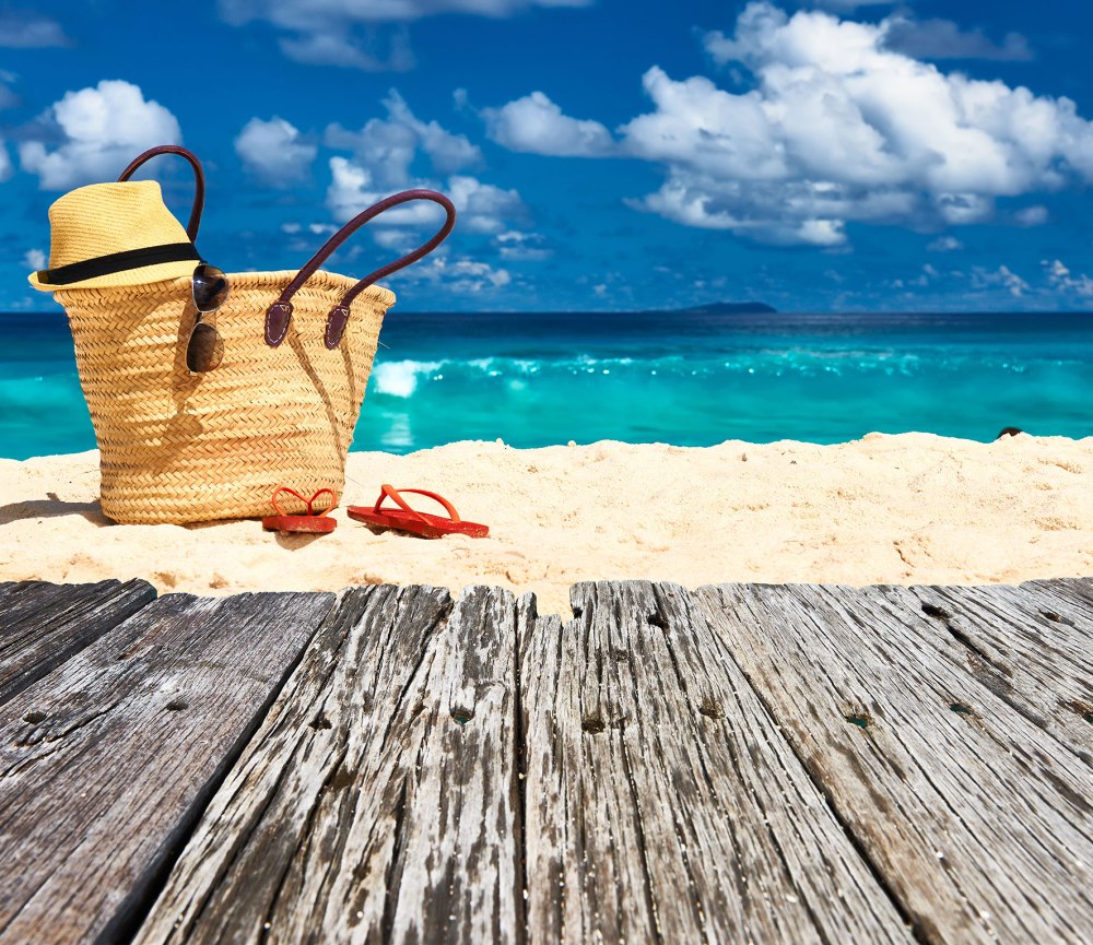 带着沙滩包、人字拖和太阳帽的海滩。